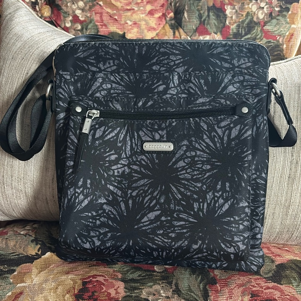 Like New Baggallini Cross Body Bag